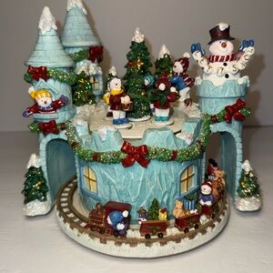 The San Francisco Music Box - Snowman Train with Village - 8 tunes
